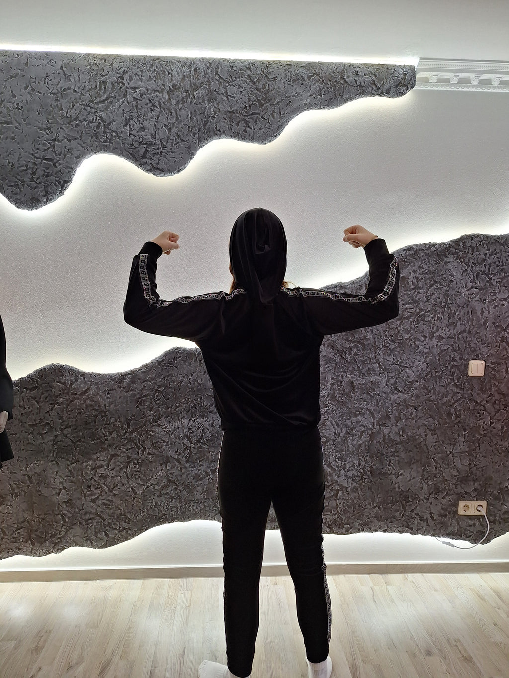 Nicky Anzug Mit Bling Bling Applikation seitlich