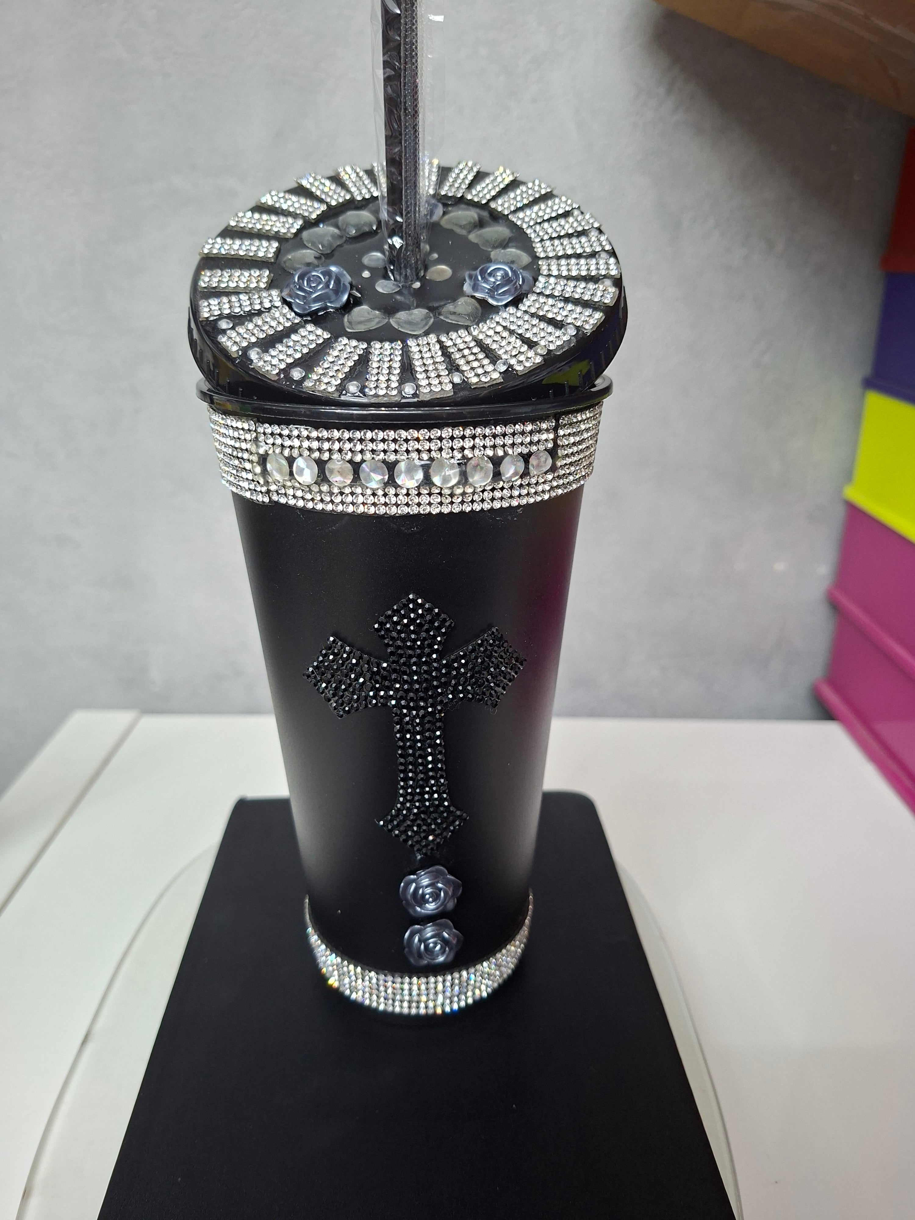 Unikate - Trinkbecher mit Deckel und Strohhalm in Schwarz mit mega schönen Motiven