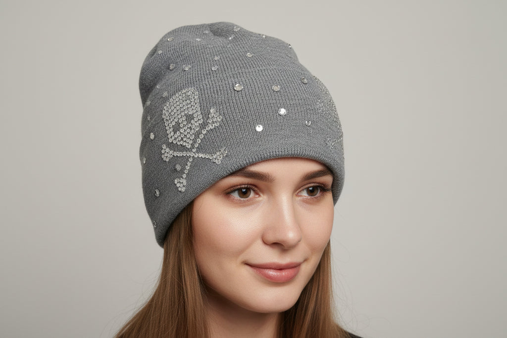 Mütze im Strick mit Strass Steinen und Totenkopf